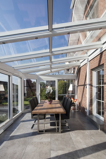 salon intérieur dans veranda blanche